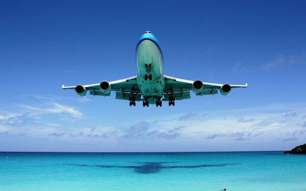 Боинг 747 летит над водой