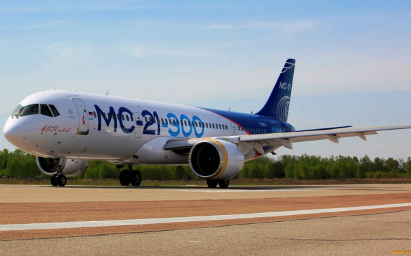 МС-21 на взлетной полосе