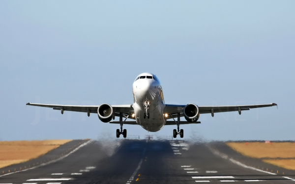 Лайнер над  взлетной полосой