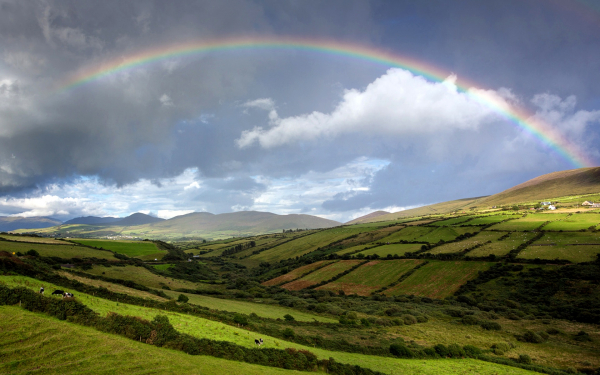 Радуга над полями и холмами