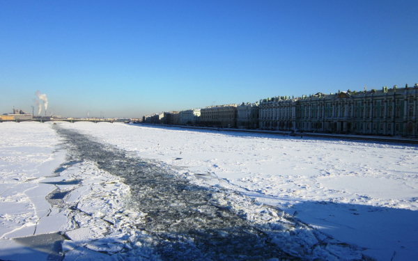 Река Нева зимой