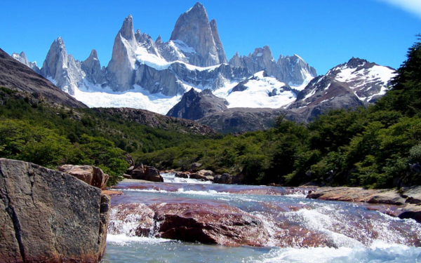 Река течет с гор