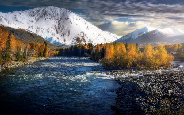 Река в осенних берегах