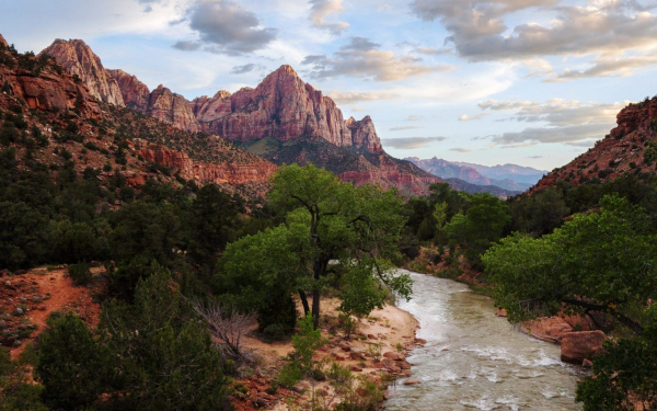 Река в скалистых горах