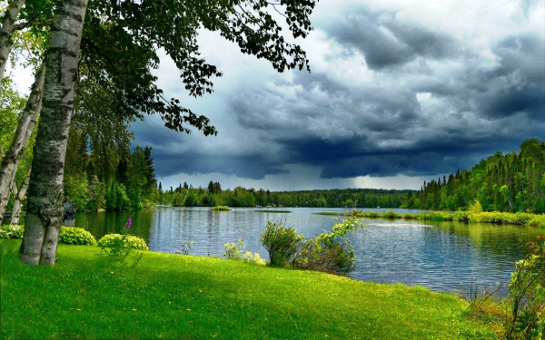 Грозовые тучи над рекой