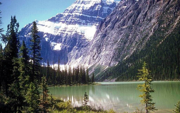 Горы у озера Иссык-Куль.