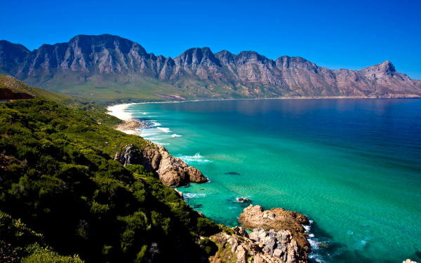 Гористый берег моря