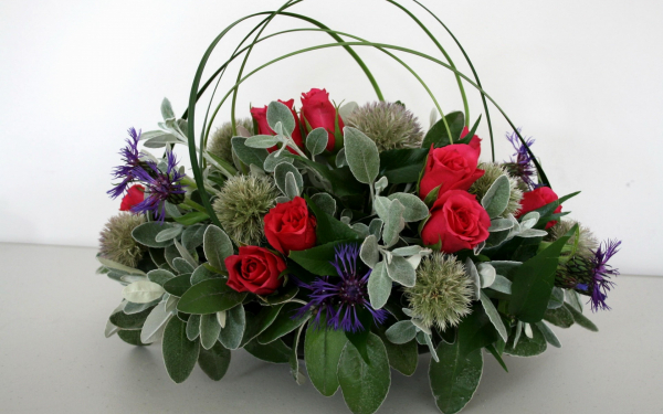 Букет из роз и васильков