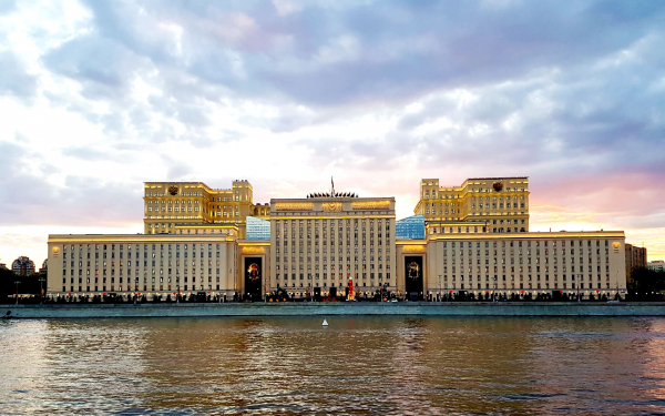 Здание министерства обороны  на Фрунзенской набережной