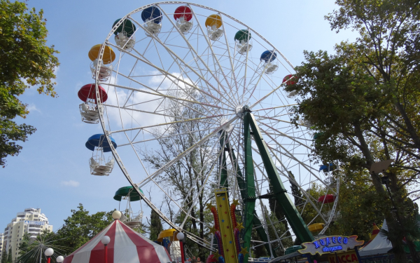 Колесо обозрения в парке Ривьера в Сочи