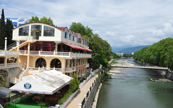 Набережная реки Сочи