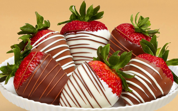 Клубника в шоколаде на тарелке