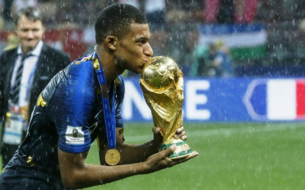 Килиан Мбаппе с кубком мира