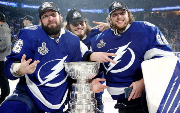 Никита Кучеров и Андрей Василевский с Кубком стэнли