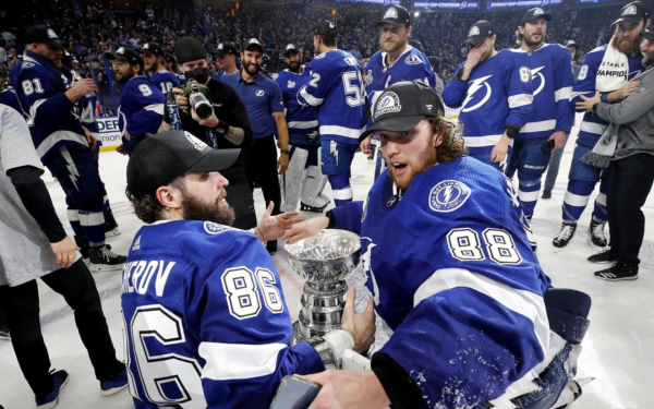 Никита Кучеров Михаил Сергачев и Андрей Василевский с кубком Стэнли