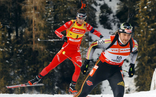 Биатлонисты на лыжне