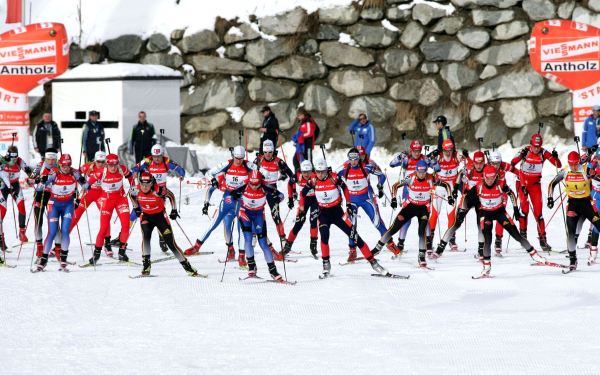 Массовый старт биатлонистов