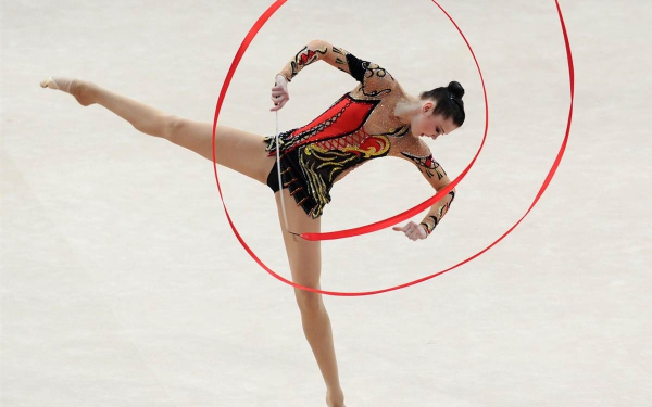 Алина Максименко с лентой