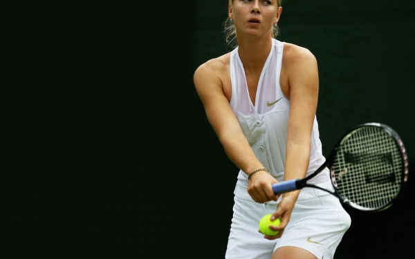 Мария Шарапова на подаче