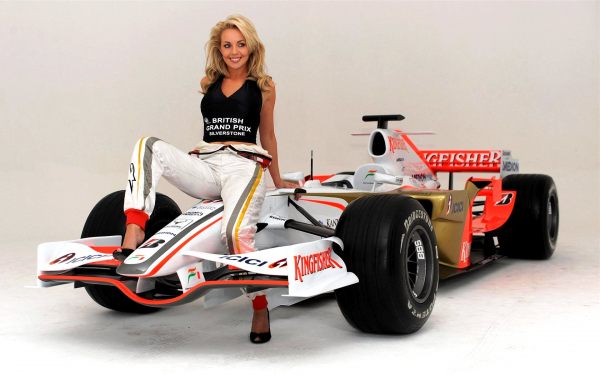 Джемма Гаррет с болидом Формулы 1