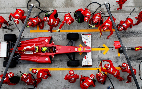 Формула 1. Замена шин на болиде