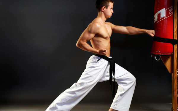 Тренировка удара карате