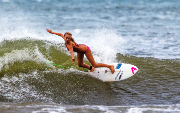 Девушка на волне