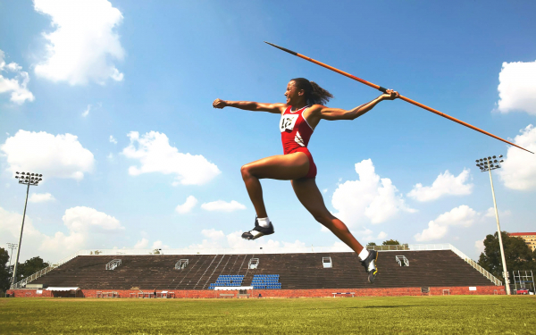 Копьеметательница