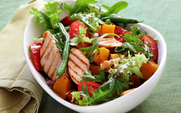 Овощной салат с мясом курицы