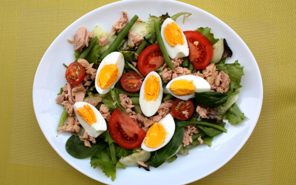 Салат с мясом тунца