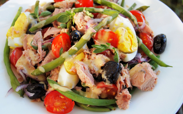 Салат с тунцом