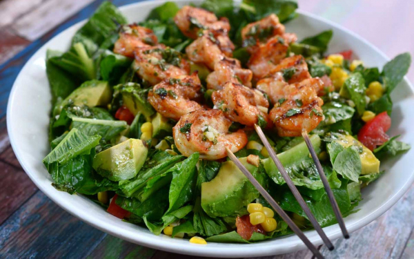 Овощной салат с креветками