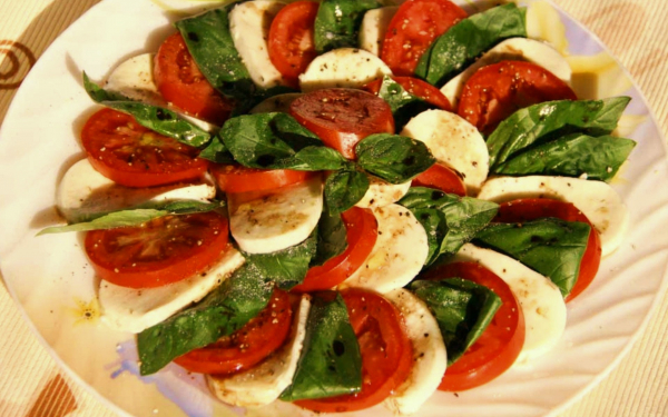 Салат из помидоров с сыром