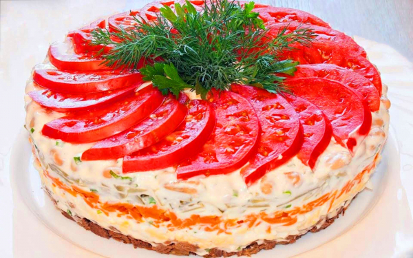 Слоеный салат под помидорами