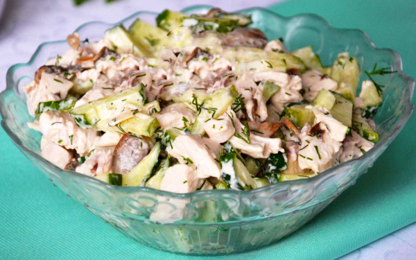 Салат с курицей грибами и огурцами