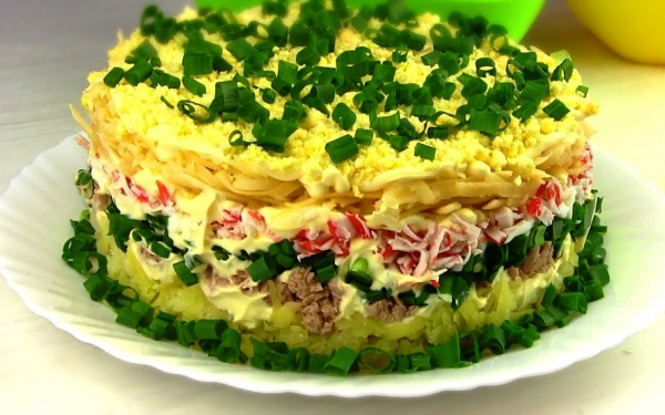 Слоеный салат с тунцом и крабовыми палочками