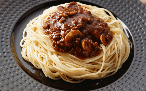 Лапша с тушеным мясом и грибами