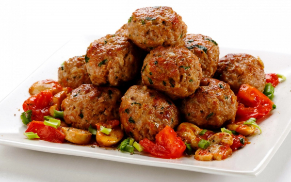 Мясные котлеты с грибами и овощами