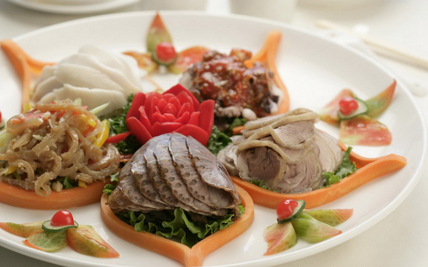 Мясо отварное с овощами