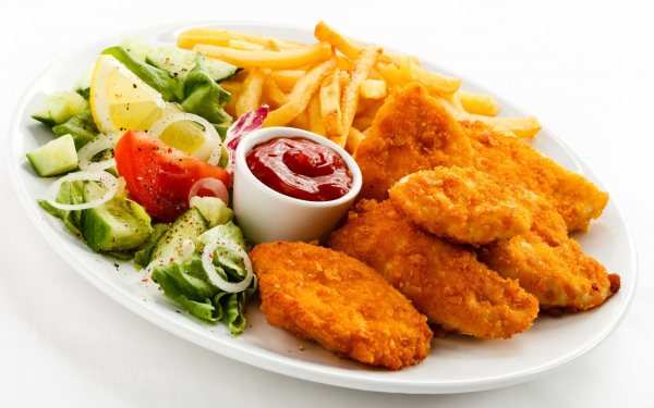 Куриное филе в кляре с картошкой фри  кетчупом и овощами