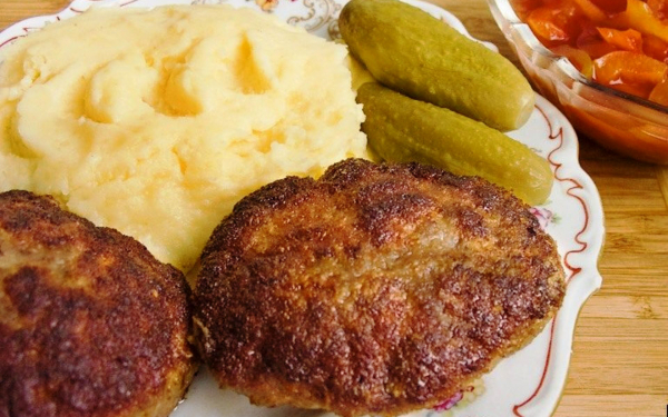 Мясные котлеты с картофельным пюре и огурцами