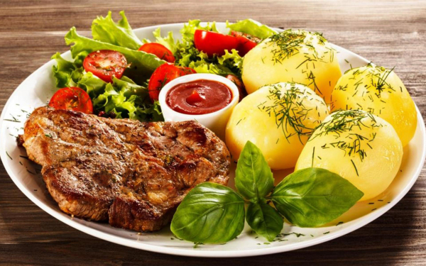 Стейк из говядины с вареным картофелем