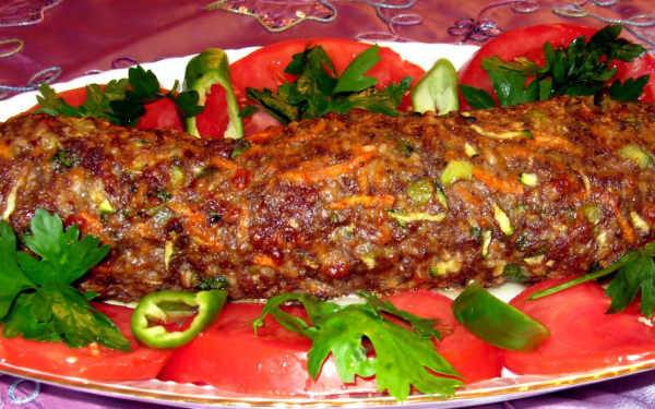 Мясной рулет с овощами