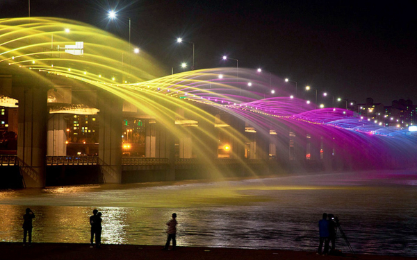 Фонтан Лунной радуги в Сеуле