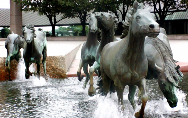 Фонтан Мустанги  в городе Ирвинг, Штат Техас