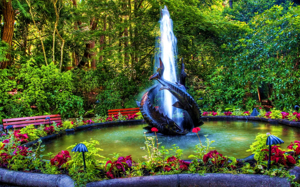 Фонтан в зеленом саду