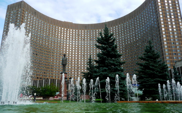 Фонтан у гостиницы Космос в Москве