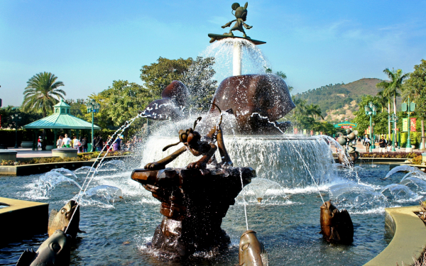 Фонтан в Диснейленде Гонконга