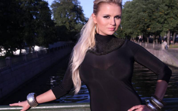 Анна Семенович  в черном