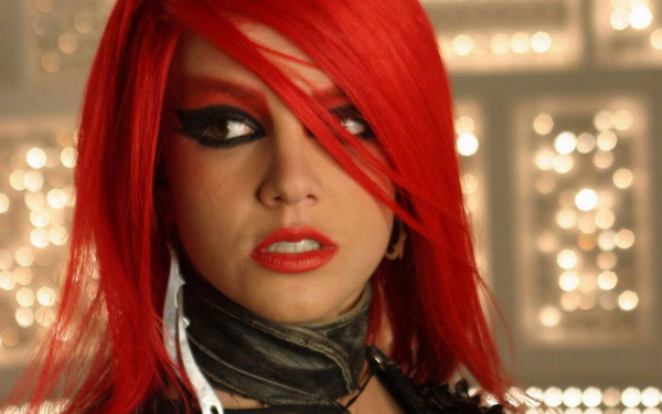 Бритни Спирс с красными волосами